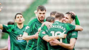 Los jugadores del Racing celebran el gol de Álvaro Giménez ante el Eldense.