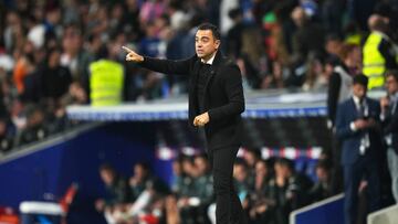 Xavi Hernández da instrucciones en su área técnica.