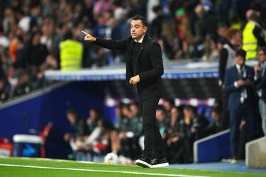 Xavi Hernández da instrucciones en su área técnica.