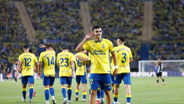 Ale García celebra un gol con Las Palmas.