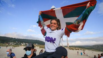 La surfsita vasca Janire Gonzalez Etxabarri (ESP) sale a hombros en una playa de Ferrol (Galicia) tras ganar el Gadis Junior Pro de surf.