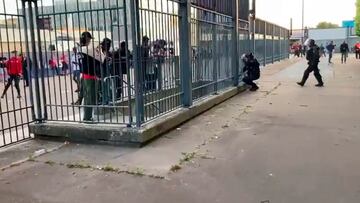 El momento que la Policía tira gas pimienta contra aficionados del Liverpool