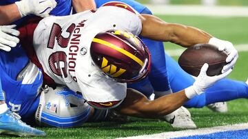 DETROIT, MICHIGAN - JANUARY 18: Jeremy McNichols #26 of the Washington Commanders runs the ball for a touchdown during the fourth quarter against the Detroit Lions in the NFC Divisional Playoff at Ford Field on January 18, 2025 in Detroit, Michigan. Gregory Shamus/Getty Images/AFP (Photo by Gregory Shamus / GETTY IMAGES NORTH AMERICA / Getty Images via AFP)