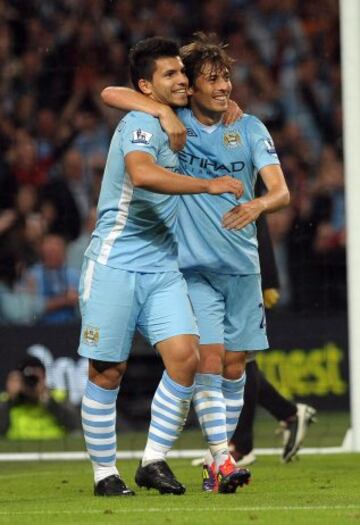 Agüero debutó con el Manchester City el 15 de agosto de 2011 contra el Swansea. En la imagen con David Silva.