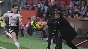 01.02.2025 PARTIDO 2ª DIVISION
ESTADIO EL MOLINON SPORTING-BURGOS ALBES ATRAPA EL BALON EN BANDA ANTE CORDOBA