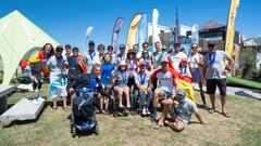 La selecci&oacute;n espa&ntilde;ola de Parasurfing posa con las medallas de oro y como campeona de Europa 2023 en la playa gallega de A Frouxeira, el viernes 7 de julio del 2023. 