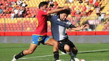 Futbol, Union Espanola vs Colo Colo.
Fecha 1, Campeonato Nacional .
El jugador de Colo Colo Maximiliano Falcon disputa el balon contra Stefano Magnasco de Union Espanola durante el partido de primera division disputado en el estadio SEK Santa Laura Santiago, Chile.
17/02/24
Javier Salvo/Photosport
Football, Union Espanola vs Colo Colo
1nd turn, 2024 National Championship.
Colo Colo«s playerMaximiliano Falcon competed for the ball against Stefano Magnasco from Union Espanola during the first division match played at the SEK Santa Laura Santiago stadium, Chile.
17/02/24
Javier Salvo/Photosport
