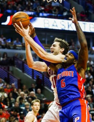 Gasol pelea con Josh Smith. El español está respondiendo en este inicio de temporada.