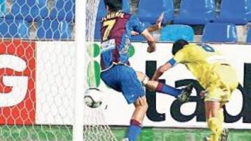 <b>LETAL. </b>Enrique empalma un balón ante la impotencia del meta del Levante en el pasado partido de Liga.