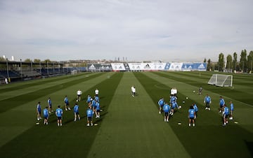 Los jugadores del Real Madrid, durante el entrenamiento en la Ciudad Deportiva de Valdebebas para preparar el partido de Liga frente al Leganés.