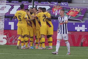 Los jugadores del Barcelona celebran el 0-1 de Arturo Vidal al Valladolid. 