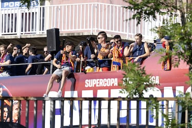 Los jugadores del Barça, la directiva y el cuerpo técnico celebran el triplete (Liga, Copa y Supercopa) entre los aficionados.

