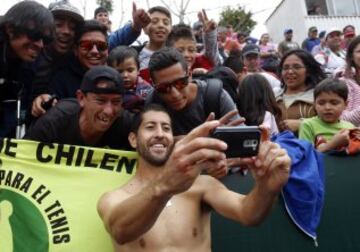 Jugadores Chilenos celebran con Nicolasl Massu el triunfo ante Venezuela en Copa Davis, que le permite regresar a la Zona I Americana.