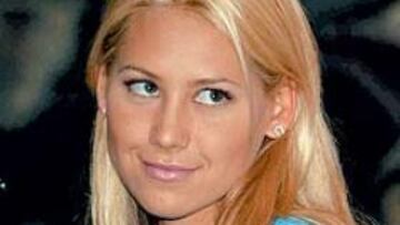 <b>GUAPA Y RADIANTE.</b> Anna se hizo esperar, pero finalmente apareció vestida de negro y protegida con unas gafas de sol de impresión.