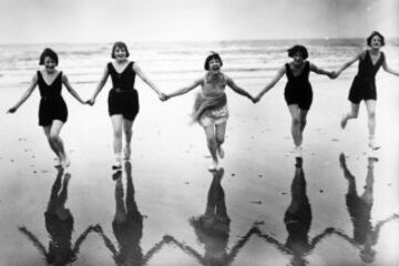 Un grupo de mujeres se divierten en la playa en 1925.