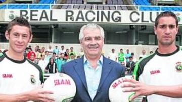 <b>EXPECTACIÓN. </b> Numerosos aficionados acudieron al estadio racinguista para ver vistiendo la camiseta de su equipo a los dos últimos fichajes, Laszlo Sepsi y Álex Geijo.