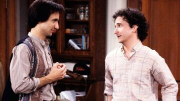 Mark Linn-Baker y Bronson Pinchot interpretando los papeles de Larry Appleton y Balki Bartokomous en Primos Lejanos