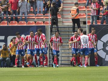 Los jugadores del Atlético San Luis celebran el 1-0 de Nicolás Ibáñez.