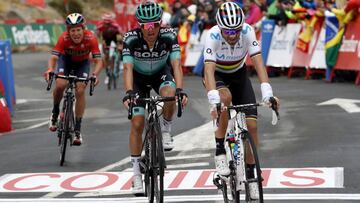 Alejandro Valverde llega por delante de Rafal Majka en la cima de la Plataforma de Gredos en la Vuelta a España 2019.