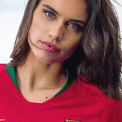 Sara Sampaio ya luce la camiseta de Portugal del Mundial de Rusia