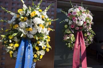 Coronas de flores en el velatorio de Ángel Nieto.