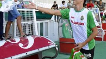 <b>PORTARÁ EL '18'. </b>Bernardo, lanzando regalos a los jóvenes racinguistas, lucirá ese dorsal en su nueva etapa profesional en el Racing.