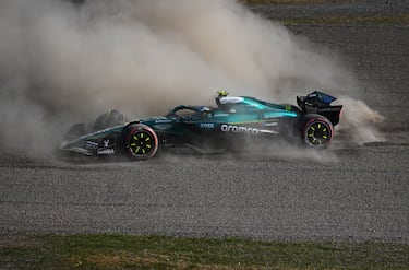 El español Fernando Alonso, al volante del Mercedes AMR25 de Aston Martin F1, hace un trompo sobre la grava durante los entrenamientos previos al Gran Premio de Japón de F1 en el Circuito de Suzuka.