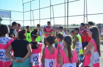 Niños y jugadores fueron parte de una amena jornada.