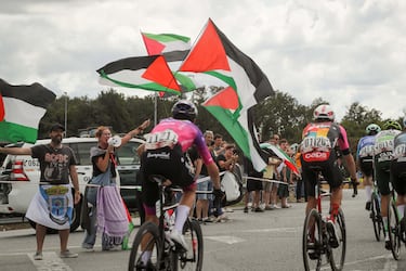 Activistas propalestinos protestan durante la etapa.