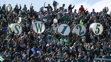Futbol, Santiago Wanderers vs Universidad Catolica.
Cuarta fehca, campeonato de Transicion 2017.
Hinchas de Santiago Wanderers alientan a su equipo durante el partido de primera division contra Universidad Catolica disputado en el estadio Elias Figueroa de Valparaiso, Chile.
19//08/2017
Andres Pina/Photosport**********
Football, Santiago Wanderers vs Universidad Catolica.
4th date, Transition championship 2017.
Santiago Wanderers fans cheer their team during the first division football match against Universidad Catolica held at the Elias Figueroa Stadium in Valparaiso, Chile.
19/08/2017
Andres Pina/Photosport
