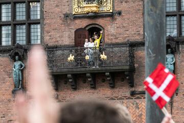 Miles de aficionados reciben a Jonas Vingegaard en Copenhague.