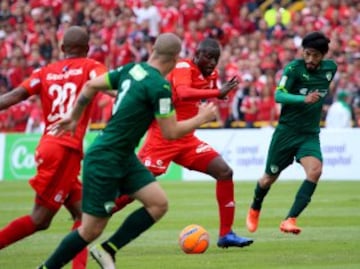 Más de 25 mil hinchas rojos acompañaron al América en su regreso a El Campín en la primera división.