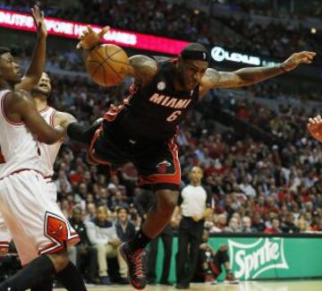 Bulls 65 - Heat 88 (1-3). LeBron James de los Miami.