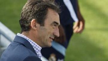 <b>SUTITUTO DE MÍCHEL.</b> Javier Lozano, hasta ahora coordinador de la ciudad deportiva del Real Madrid en Valdebebas, será el nuevo director de la cantera del conjunto blanco en sustitución de Miguel González Míchel, que la semana pasada presentó su dimisión del cargo por, según declaró el propio ex jugador de la cantera, "incompatibilidad" con el presidente del Real Madrid, Ramón Calderón.