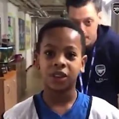 Mesut Özil sorprende a un joven admirador y le deja en shock