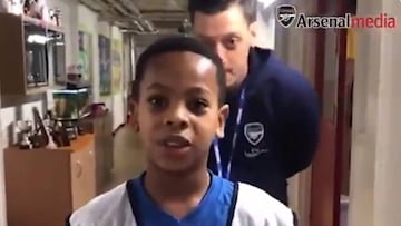 Mesut &Ouml;zil justo antes de sorprender a un joven admirador llamado Kyan.