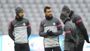 Los jugadores de la Juventus, Andrea Pirlo (izda) y Fabio Quagliarella (2i), conversan durante el entrenamiento del equipo en el Allianz Arena de Múnich, Alemania.