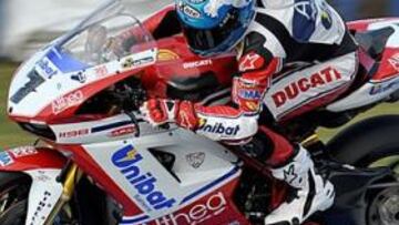 <b>SIGUE VOLANDO. </b>Carlos Checa ha empezado el Mundial con fuerza y quiere defender el liderato.