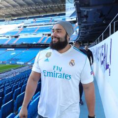 Las estrellas de la WWE Rusev y Épico Colón visitan el Bernabéu