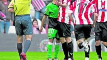 González Vázquez sacó ayer hasta un total de 5 cartulinas rojas.