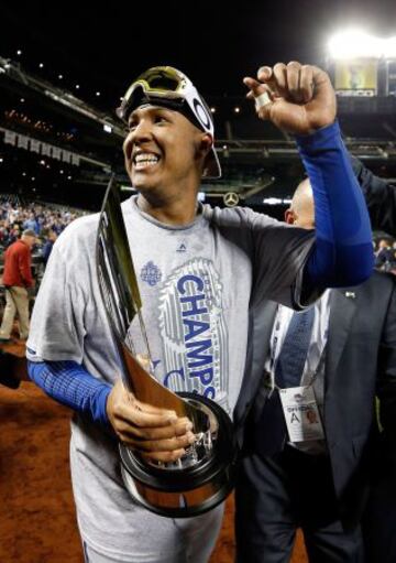 El venezolano Salvador Pérez, contento tras ser elegido MVP de la Serie Mundial entre Royals y Mets.