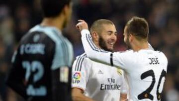 Jesé se abraza con Benzema.