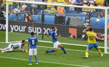 El jugador sueco falló un gol clarísimo a puerta vacía con el marcador en empate a cero, aunque el árbitro invalidó la jugada después por fuera de juego.