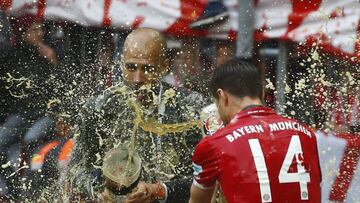 Guardiola y Xabi Alonso celebran con cerveza un título del Bayern Múnich.