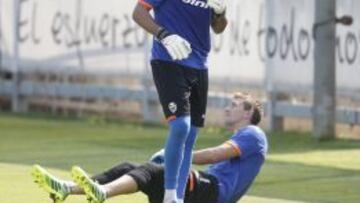El agente de Diego Alves descarta a día de hoy su salida.