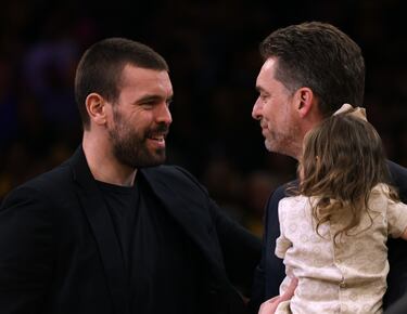 Pau Gasol junto con su hermano Marc Gasol durante la ceremonia.
