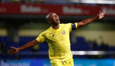 Jugó desde el 2002 hasta el 2013 siendo el segundo jugador que más partidos ha jugado de amarillo con un total de 363 partidos.