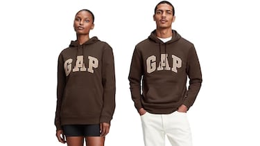 La sudadera Gap de siempre, pero más barata que nunca: cómoda, con capucha y un logotipo que ya es historia de la marca