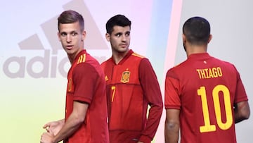 Morata junto a Dani Olmo y a Thiago en la presentaci&oacute;n de la camiseta de la Selecci&oacute;n.