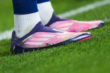 Detalle de las botas utilizadas por Lamine Yamal en el duelo frente al PSG.
